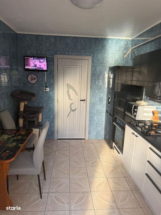 - Apartament 3 camere confort 1 decomandat, zona Progresu, etaj 3/4.