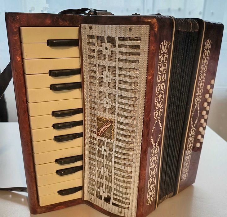 Acordeon vintage Malysh USSR – funcțional, model sovietic
