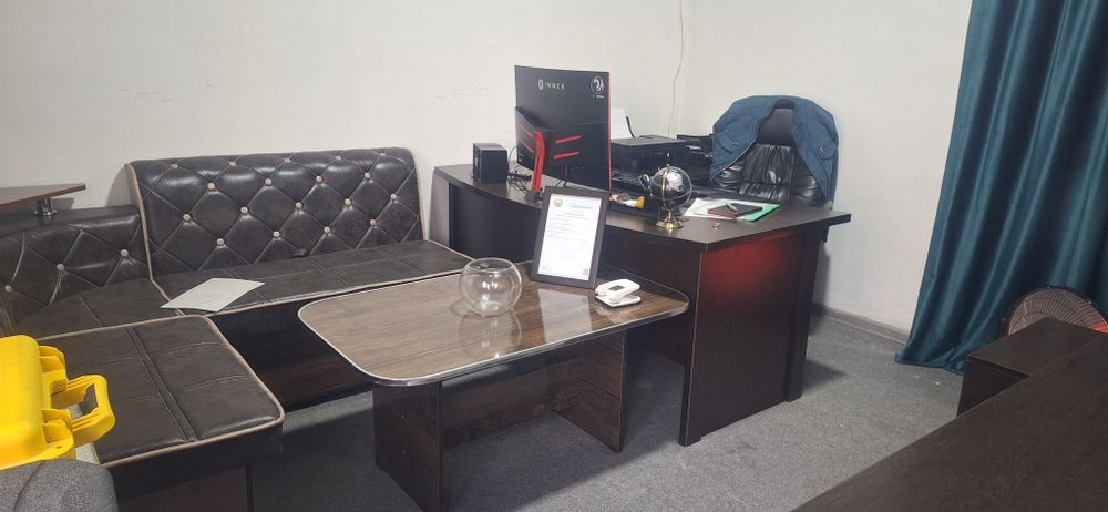 Yaxshi holatda ofis mebellari komplekt
