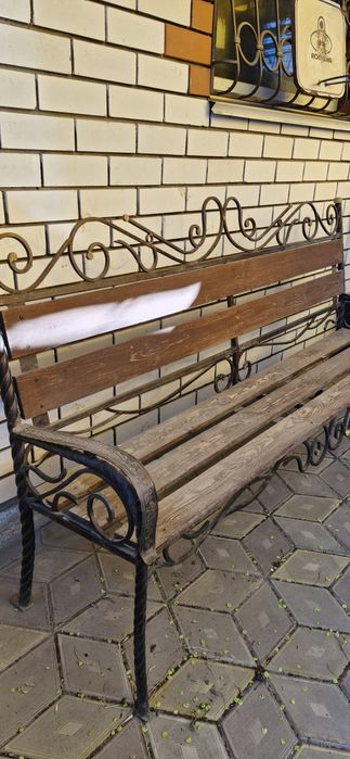 Резная деревянная скамейка