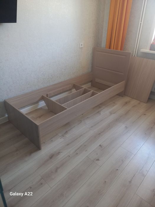 кровать с матрасом