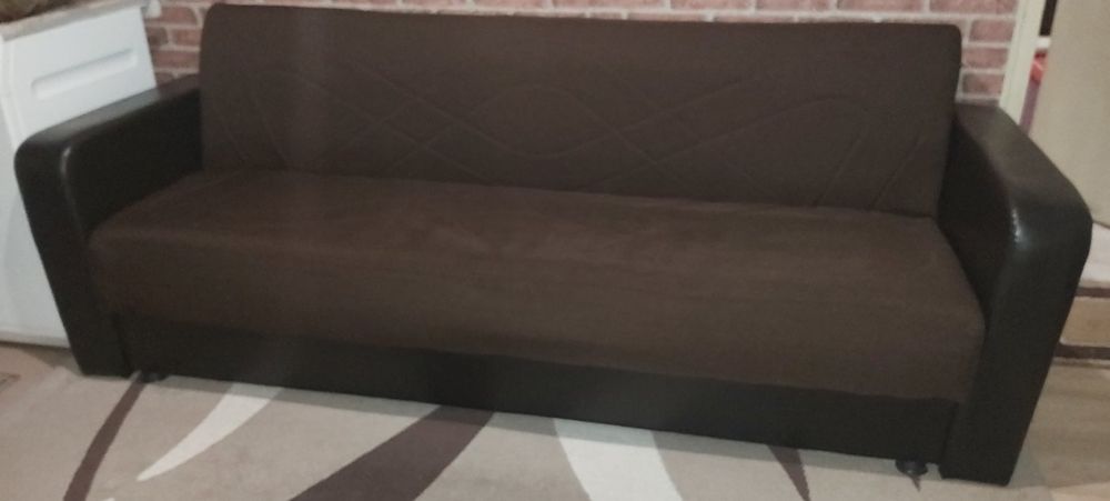 ПОДАРЯВАМ Диван с подлакътници