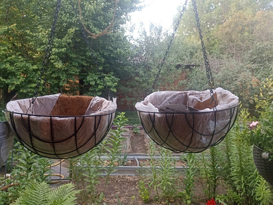 Кашпо подвесное металлическое.