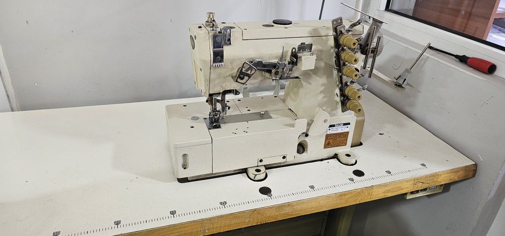 Продаются швейные машинки распошивалки и пуговичная машинка.