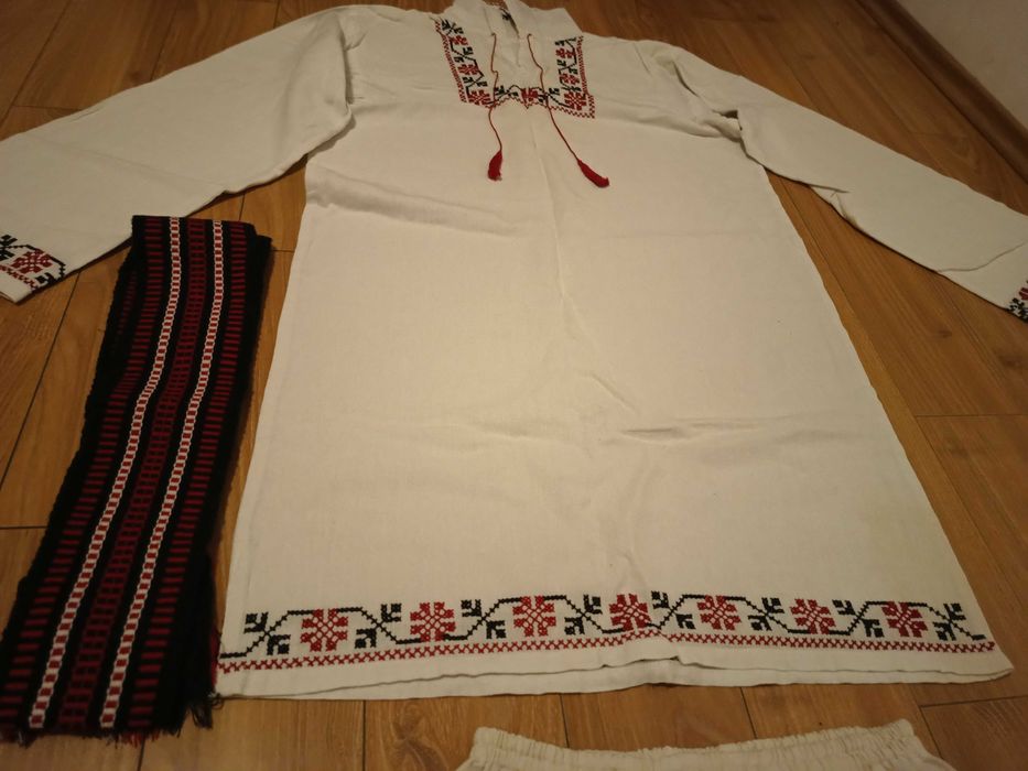 Costum popular tradițional bărbați: Ie, pantaloni,brau, șosete vintage