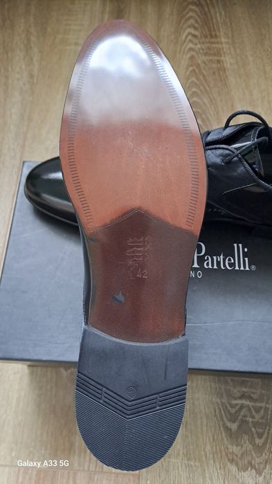 Vând pantofi noi din piele naturală lacuită pentru bărbați. 
Brand: Lu