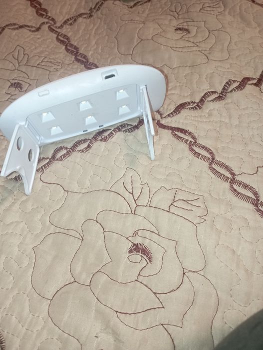 Se vinde mini lampă pentru unghii ultra UV este aproape noua