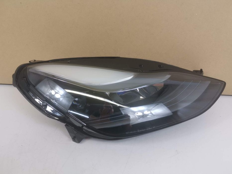 Тесла Модел 3 / Tesla Model 3 Дясна фара Full Led. Оригинална. В добро