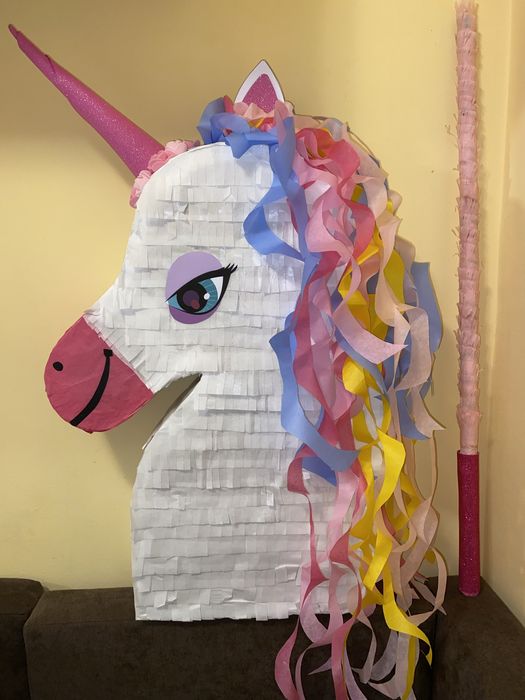 Пинята с лакомства с тема по избот