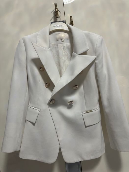 Бяло сако на юнона