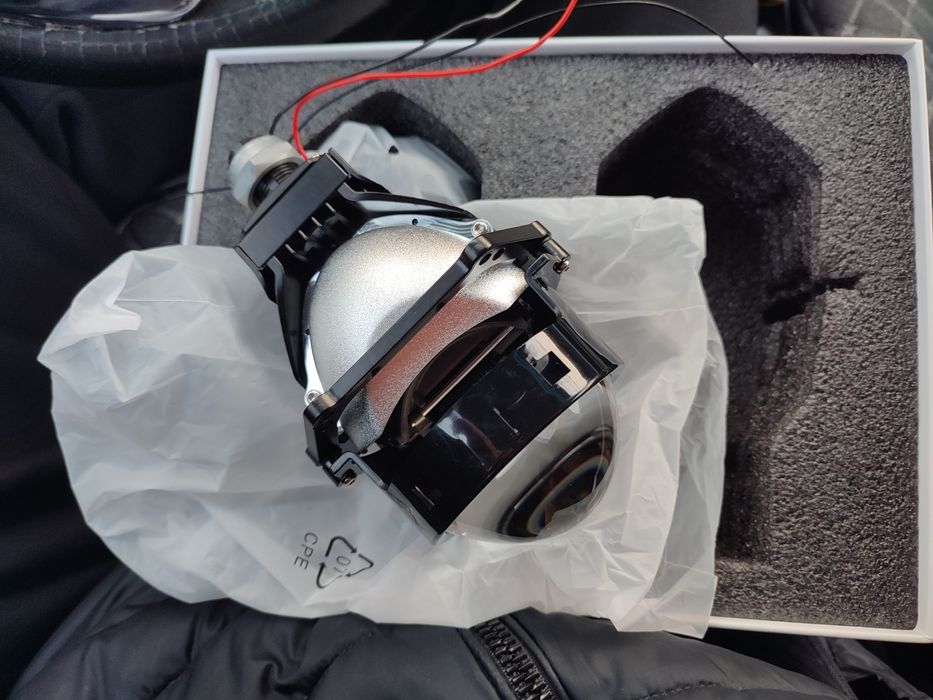 Продаю Bi-led фары новая