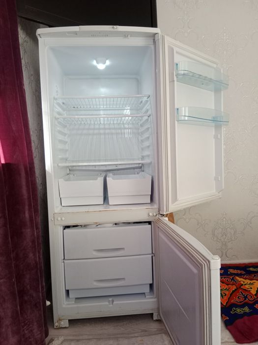Холодильник с морозильной камерой снизу в хорошем состояний 87%