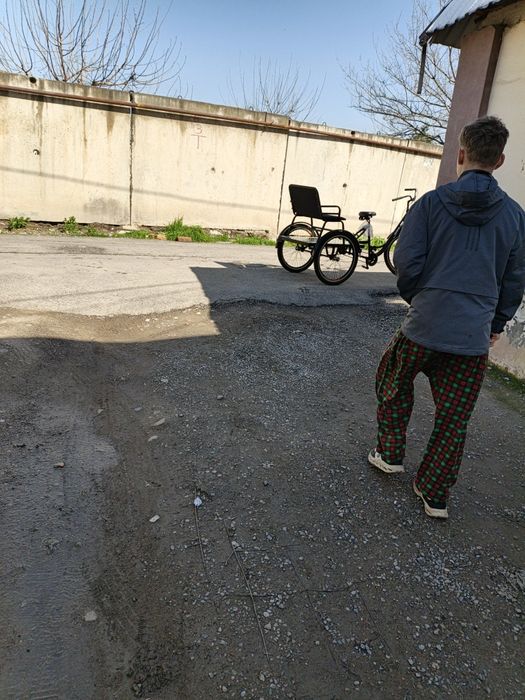 Велосипед готовый для двух детей в зайди.