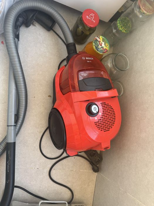 Продам на запчасти пылесос