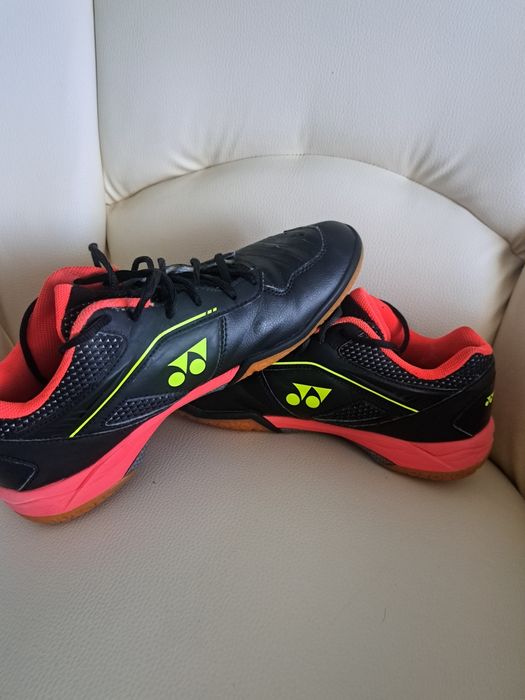 Adidași Yonex nr 43 impecabili