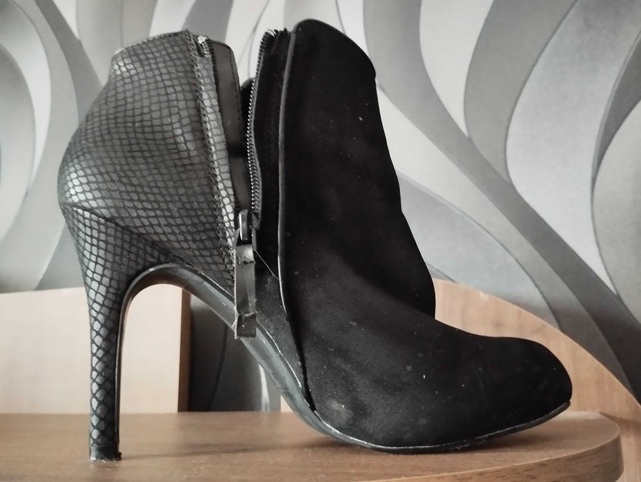 Продавам 2 чифта обувки