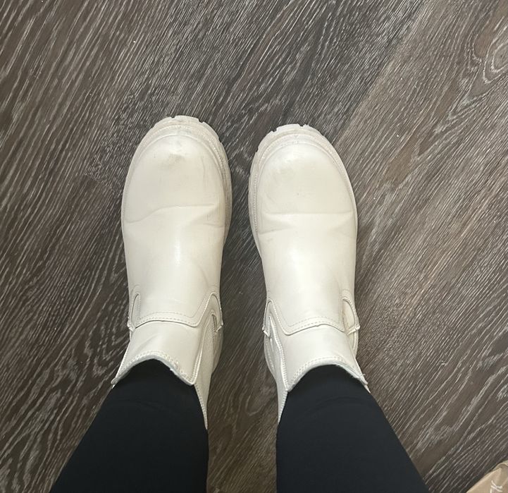 Дамски бежови боти