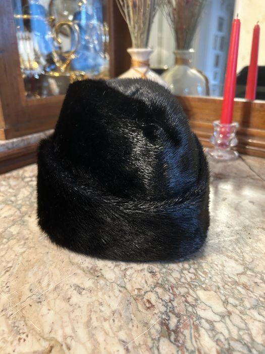 Caciula barbateasca blana foca neagra