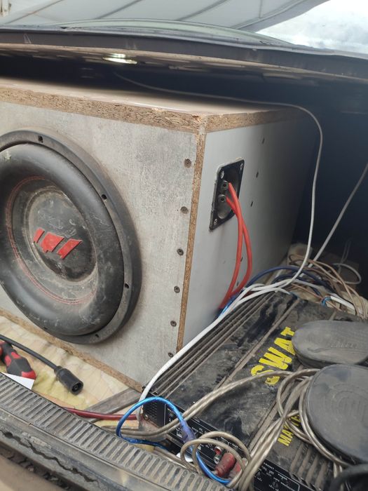 Продам саб 2 уселка 1000w и 4-100w