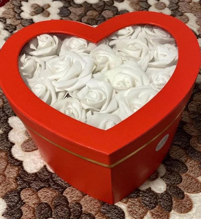 Кутия с вечни рози и перлички