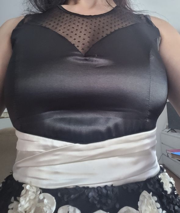 Rochie neagră cu flori