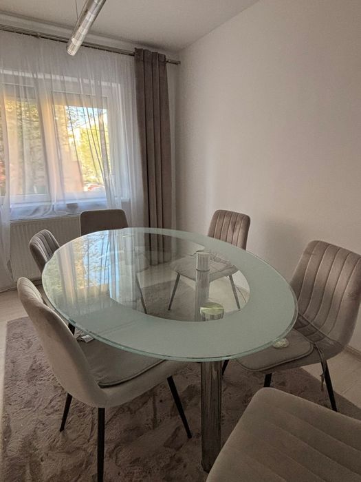 Vând masă de livingfixă.