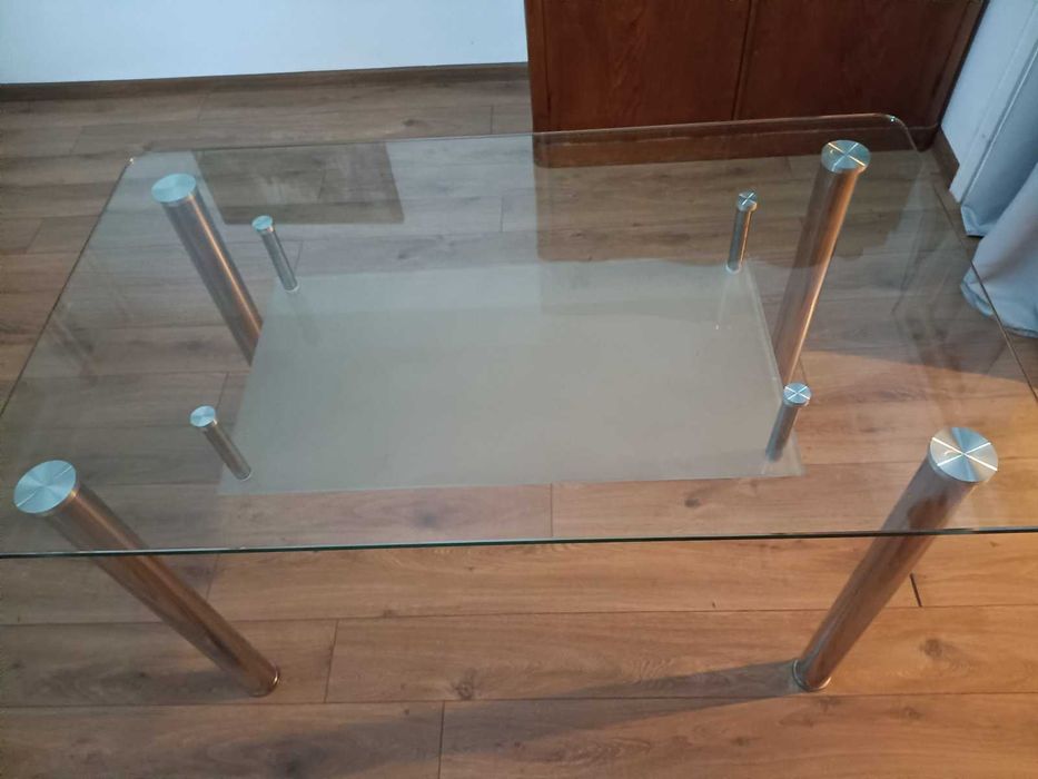 Стъклена трапезна маса