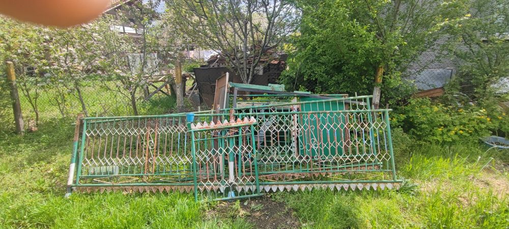 Стара железна ограда и порта