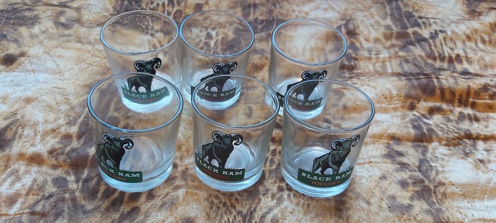 Продавам 6 броя стъклени чаши с надпис блек рам уиски  нови