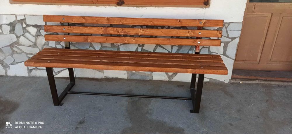 Дървена пейка с метални крака