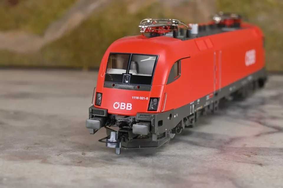 Електрически локомотив Taurus 1116021 на ÖBB от ROCO в мащаб 1:87-H0