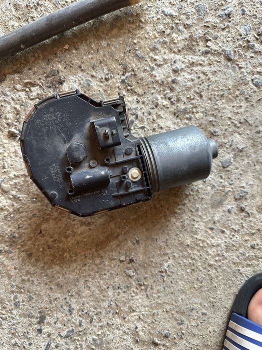 Моторче за чистачки за w204