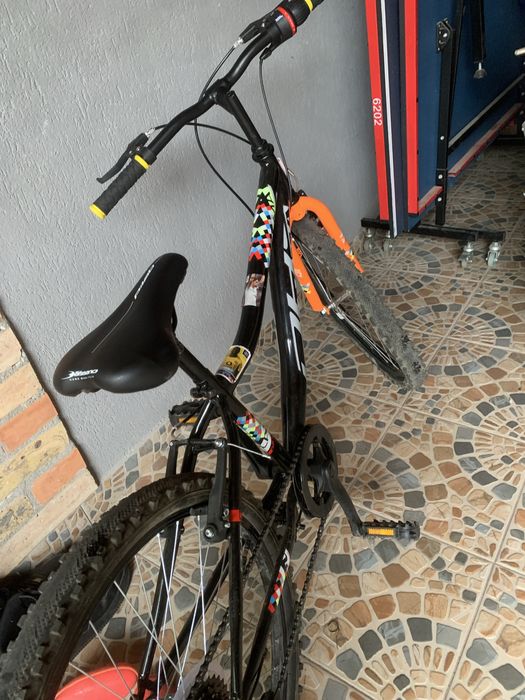 Vand bicicleta aproape noua