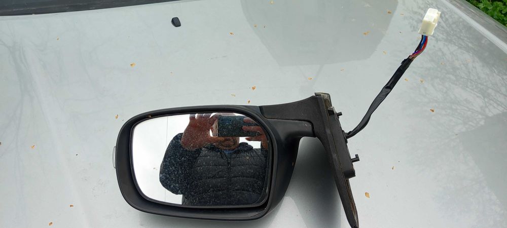 Продавам предно дясно огледало за Т25 фейса, всичко по него работи