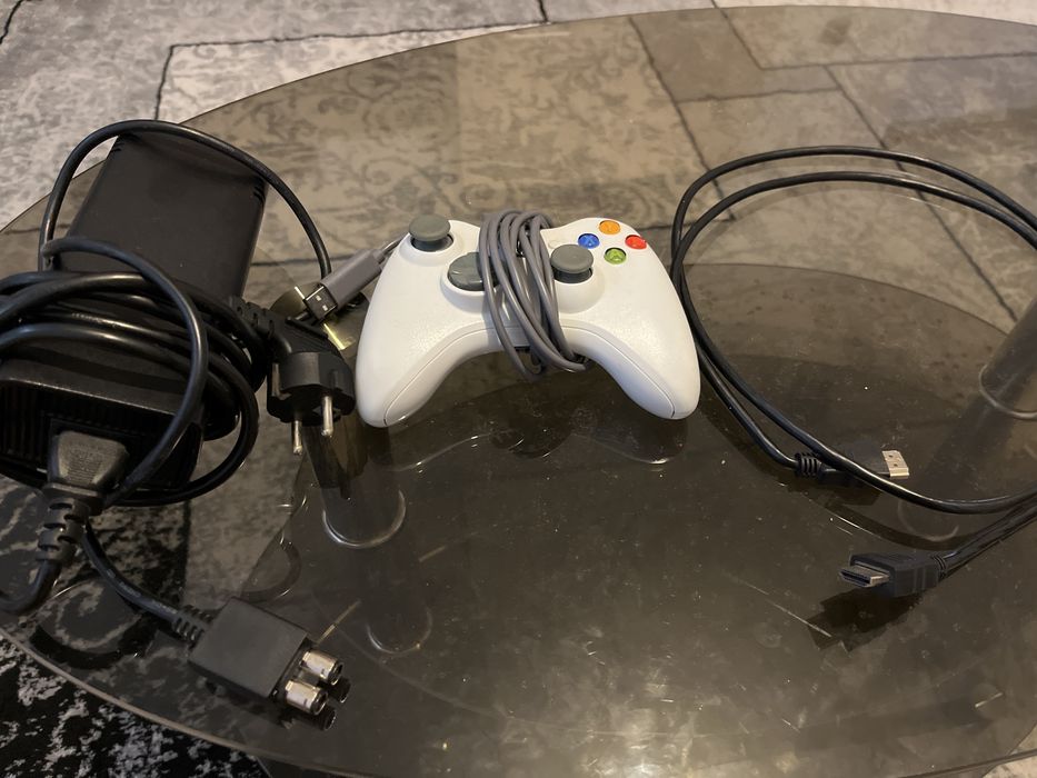 XBOX 360 cu HDM si o maneta  +3 jocuri(gta V, fifa 18,the bureau) aproape nou.