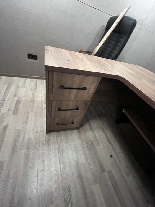 Рабочий стол для студии и офиса