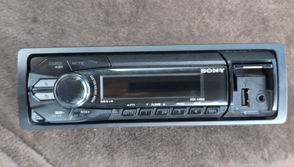 Radio Sony Explode 220w  MP3 USB Aux. Are și cablu pentru conexiune.