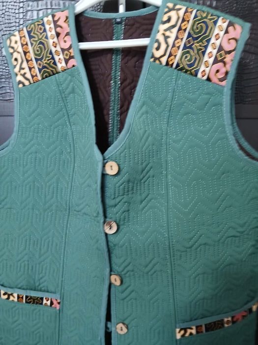 Женская жилетка с казахскими орнаментами