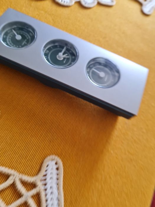 Termometru, higrometru  și ceas cu baterie.