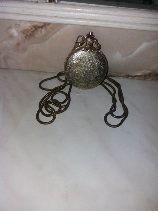 ceas mecanic vechii placat cu aur starea bună de fuctionare se vinde l