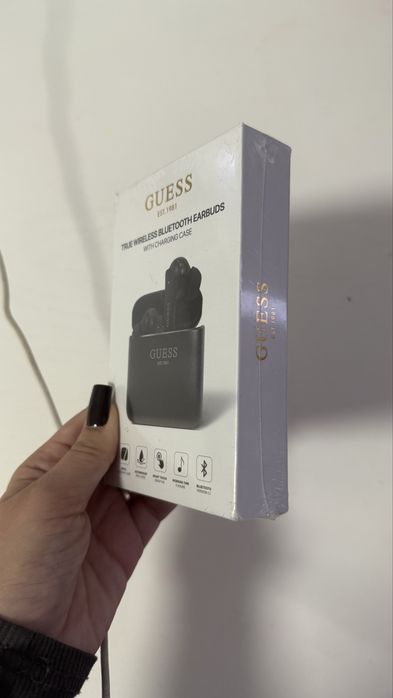 Наушники бренд Guess
