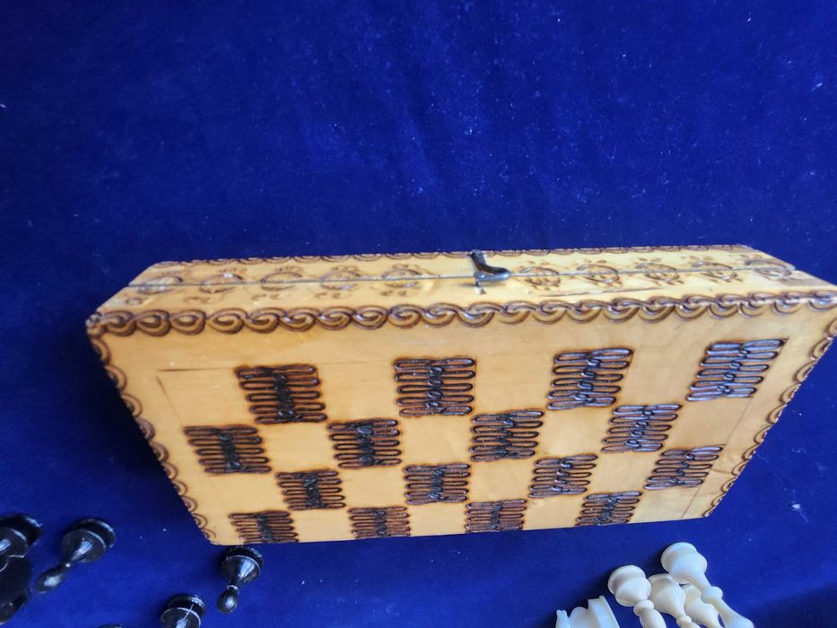шах с к-т фигури 29х29 см / малък пирографиран 17х17 см с фигури