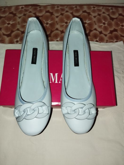 Голубые балетки.