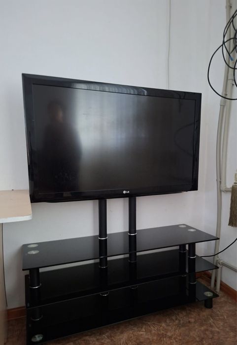 Телевизор LG с подставкой