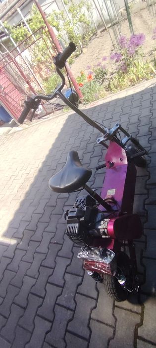 Vand trotineta cu motor pe benzina.