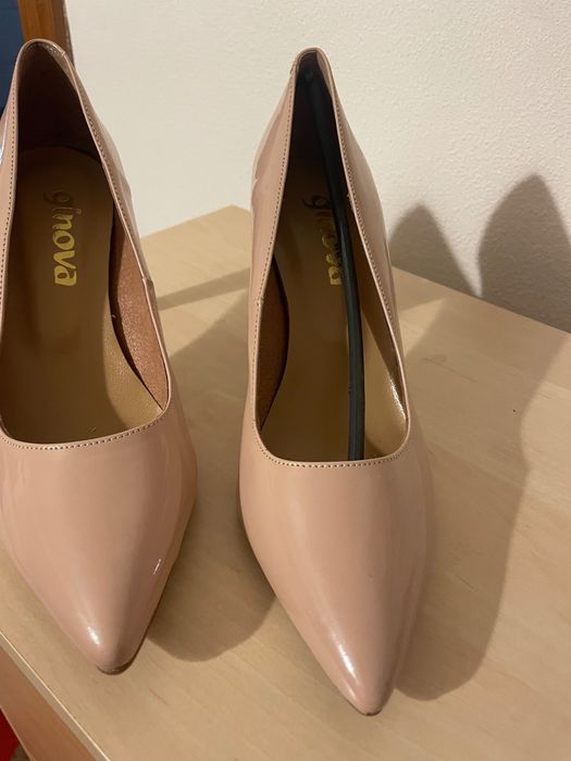 Vând pantofi piele lăcuită crem mărime 36 noi