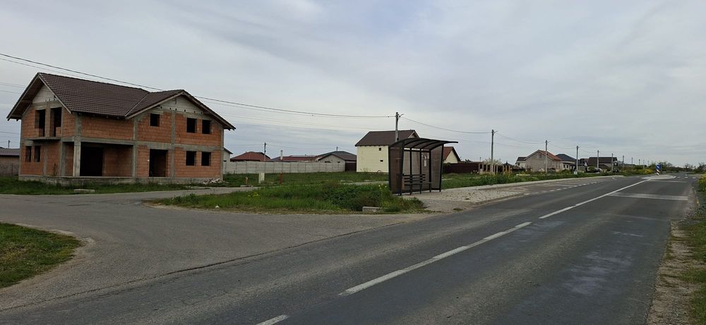 Vând sau schimb casă la roșu P+M intabulată cu utilități branșate amplasată pe colț cu doua intrări la strada principală