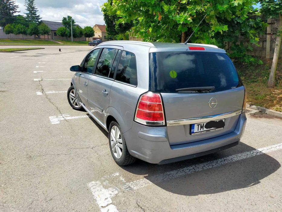 Mașină Opel Zafira