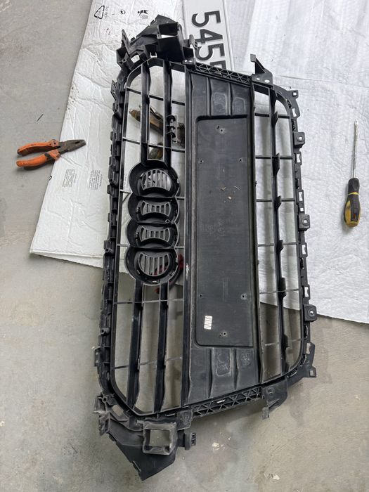 Оригинална предна решетка за ауди б8.5