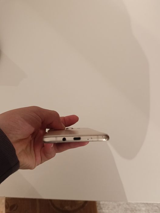 Продам срочно телефон